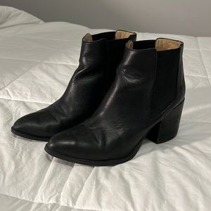 Nisolo Heeled Chelsea Boot in Black